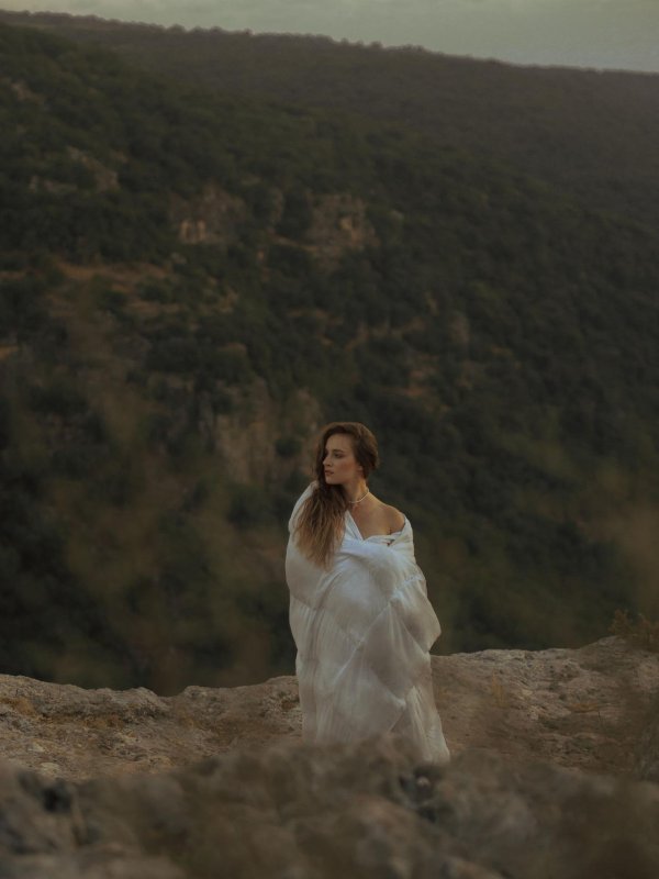 Горы и девушка