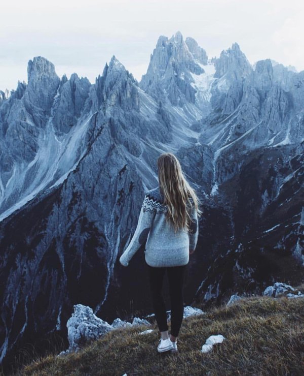 Горы и девушка