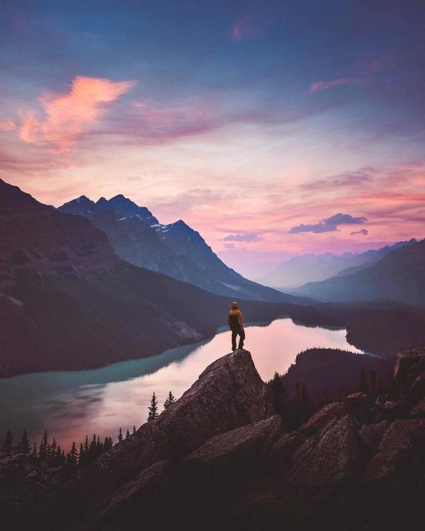 Горы и девушка