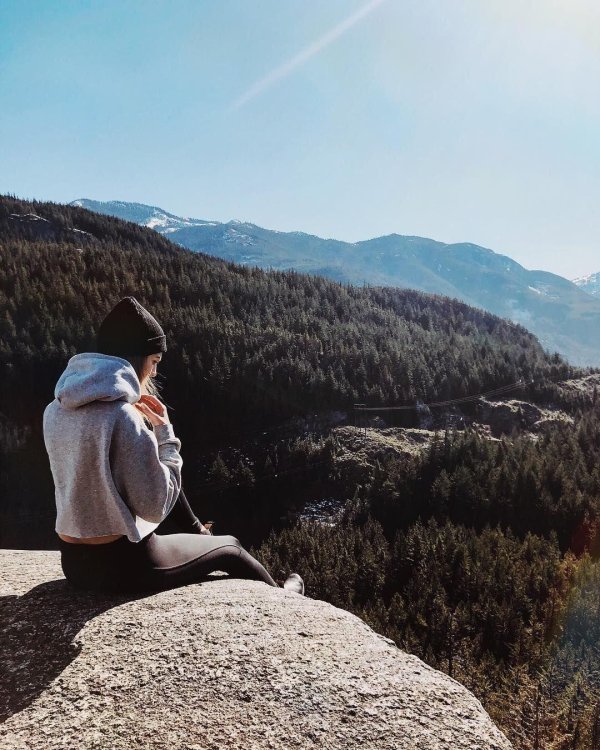 Горы и девушка