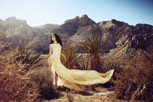 Горы и девушка