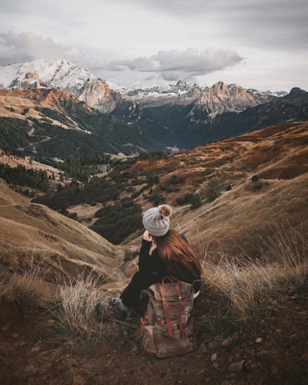 Горы и девушка