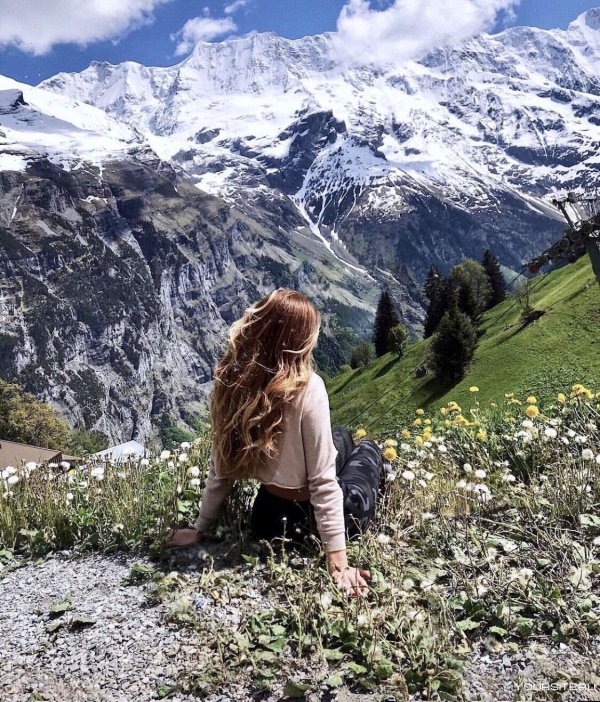 Горы и девушка