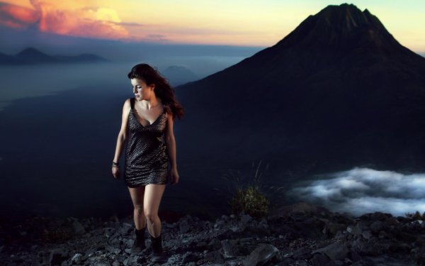 Горы и девушка