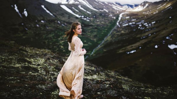 Горы и девушка