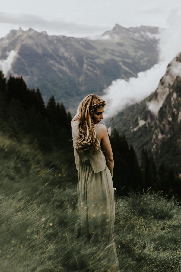 Горы и девушка