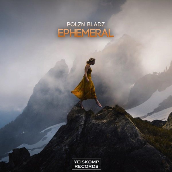 Горы и девушка