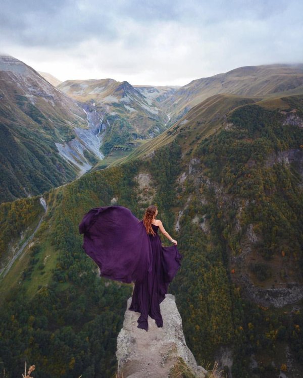 Горы и девушка