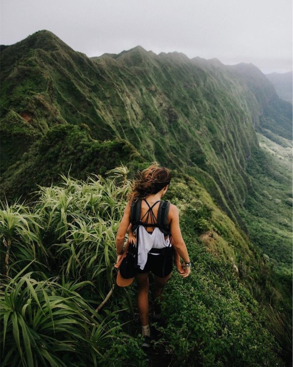 Горы и девушка