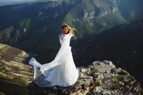 Горы и девушка