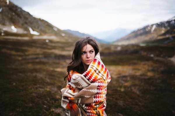 Горы и девушка