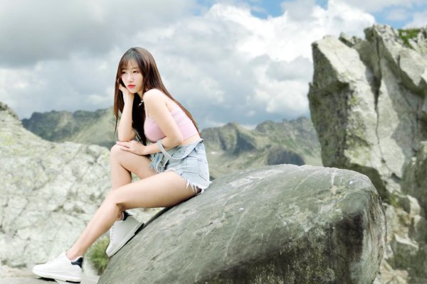 Горы и девушка