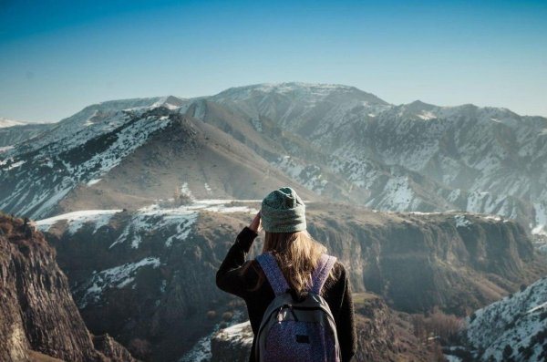 Горы и девушка