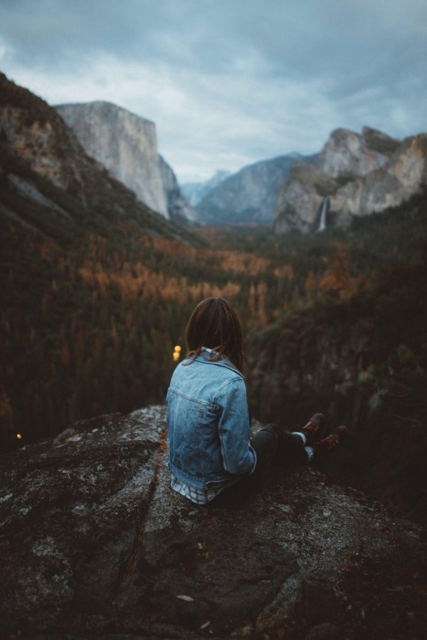 Горы и девушка