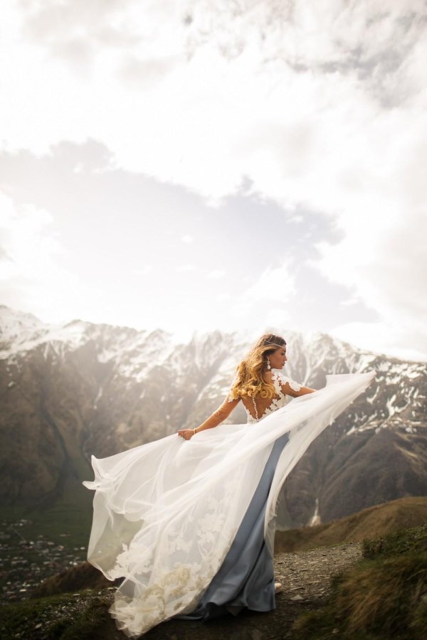 Горы и девушка