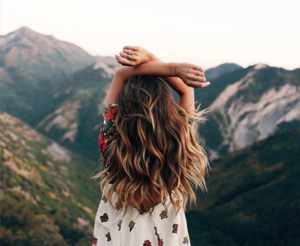 Горы и девушка