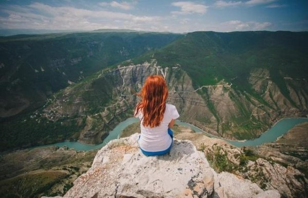 Горы и девушка