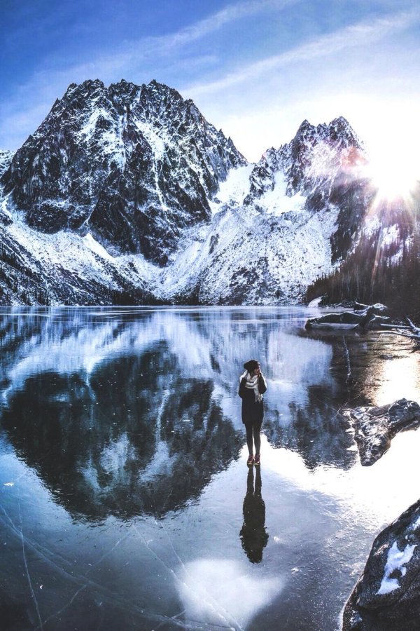 Горы и девушка