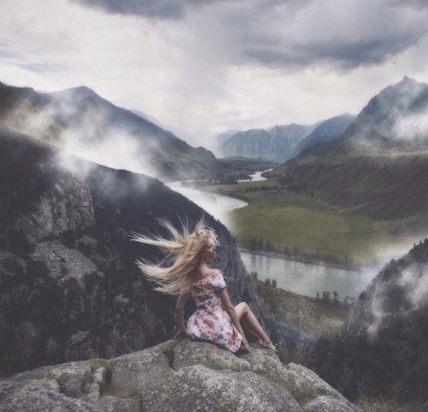 Горы и девушка