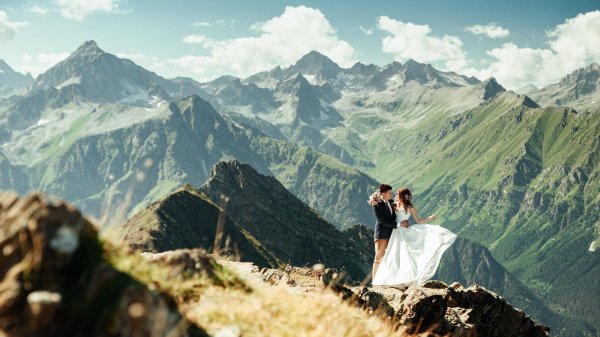 Горы и девушка