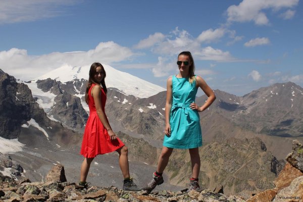 Горы и девушка