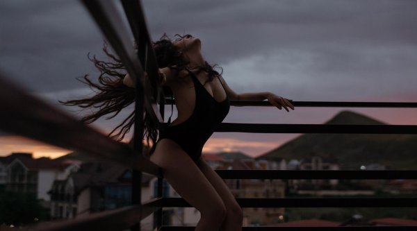 Полуобнаженные с девушками