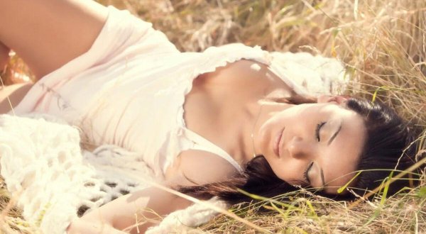 Полуобнаженные с девушками