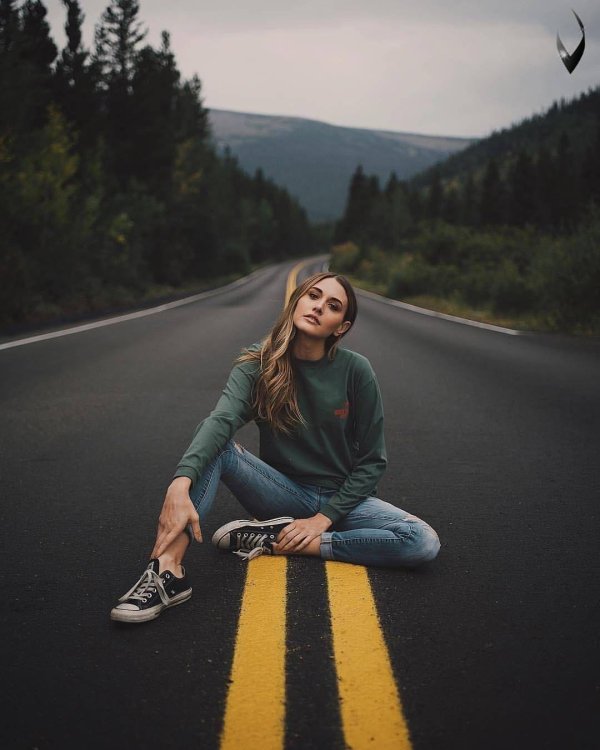Девушка на дороге