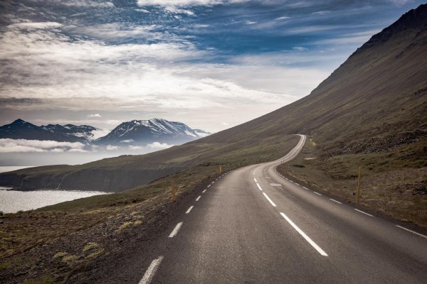 Девушка на дороге