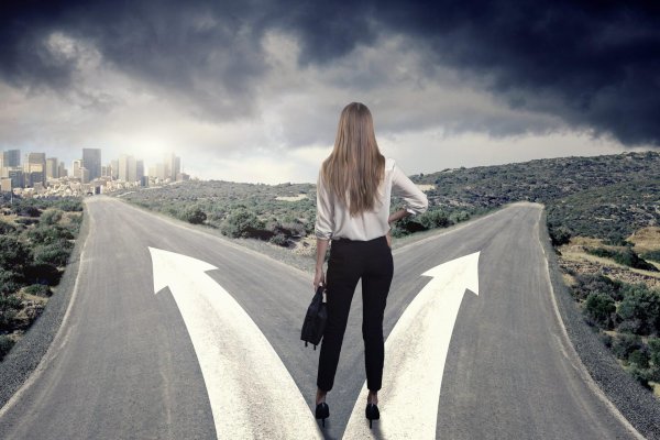 Девушка на дороге