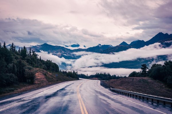 Девушка на дороге