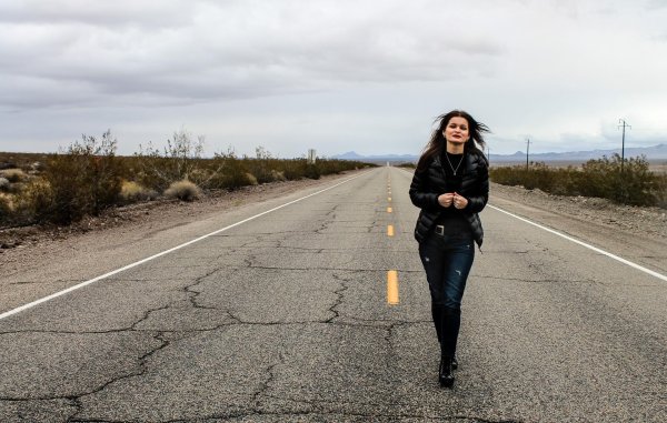 Девушка на дороге