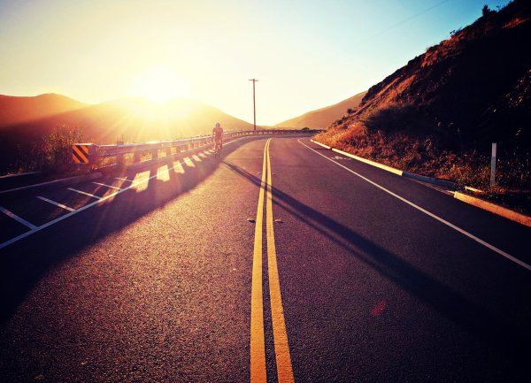 Девушка на дороге