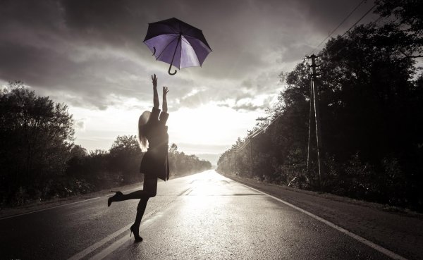 Девушка на дороге