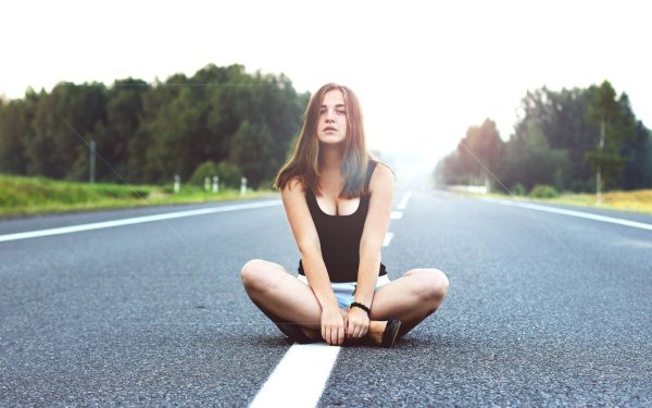 Девушка на дороге