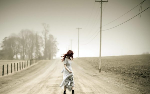 Девушка на дороге