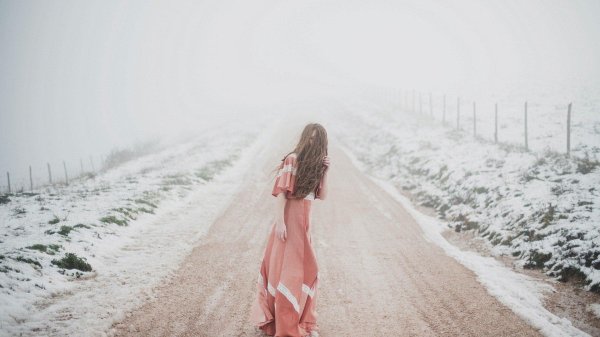 Девушка на дороге