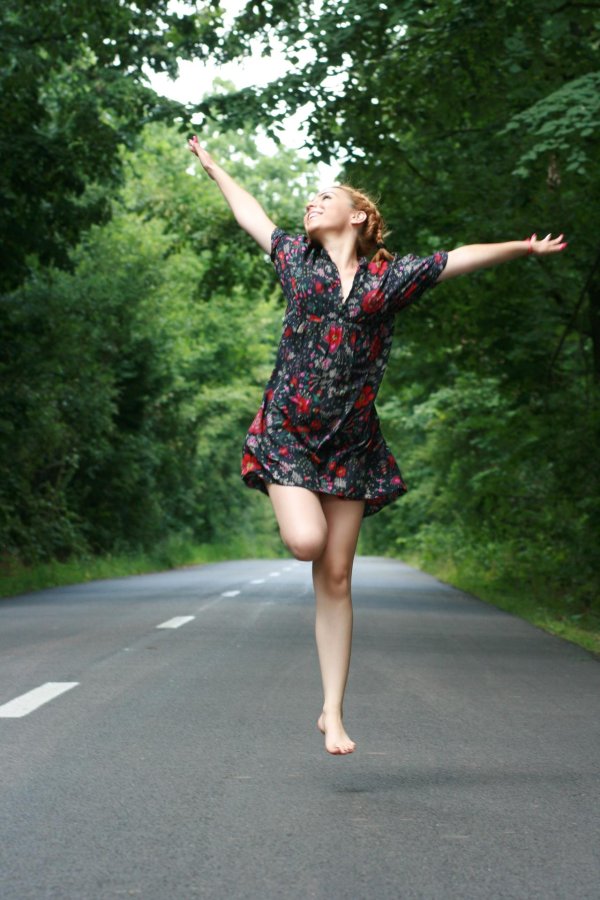 Девушка на дороге