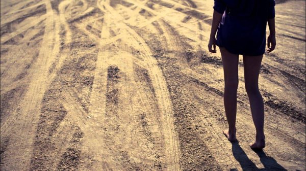 Девушка на дороге