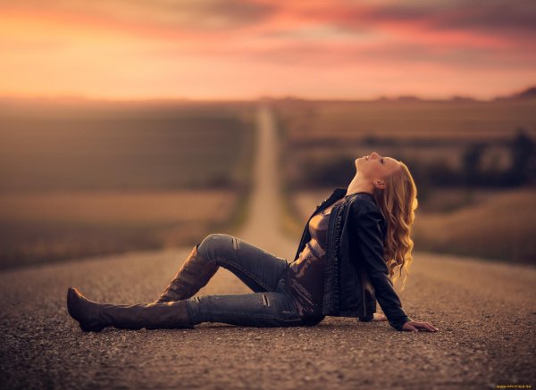 Девушка на дороге