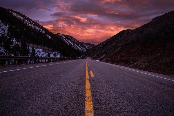 Девушка на дороге