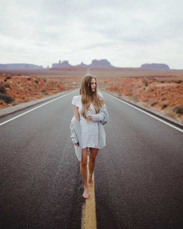 Девушка на дороге