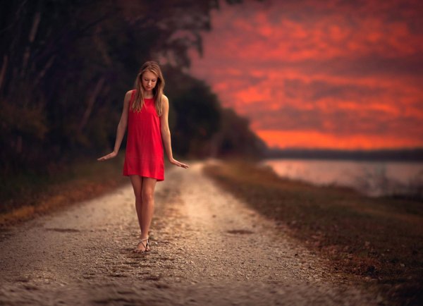 Девушка на дороге