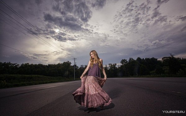 Девушка на дороге