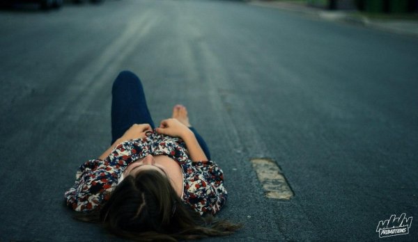 Девушка на дороге