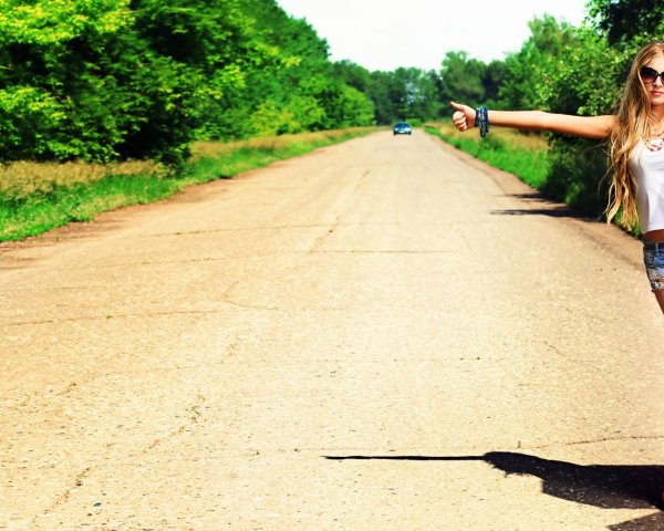 Девушка на дороге