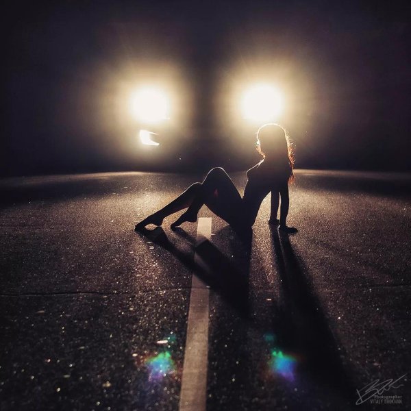 Девушка на дороге