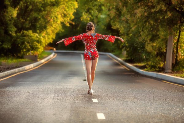 Девушка на дороге