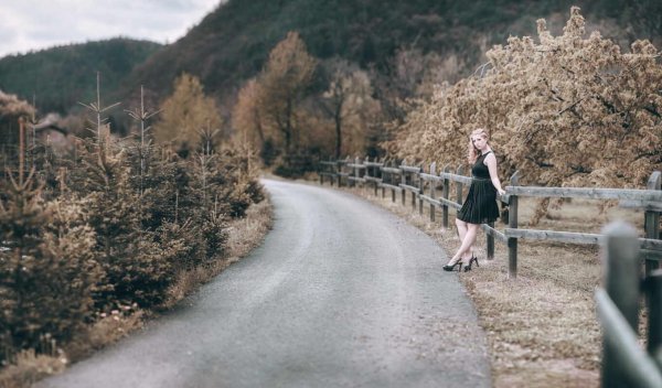 Девушка на дороге