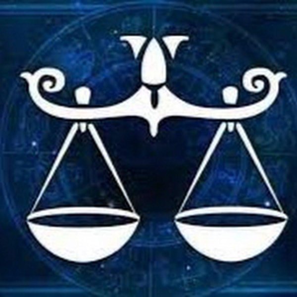 Девушка с весами